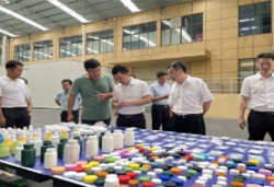 董事長(zhǎng)李文剛為江西省撫州市委書記講解公司產(chǎn)品 品類及特點(diǎn)